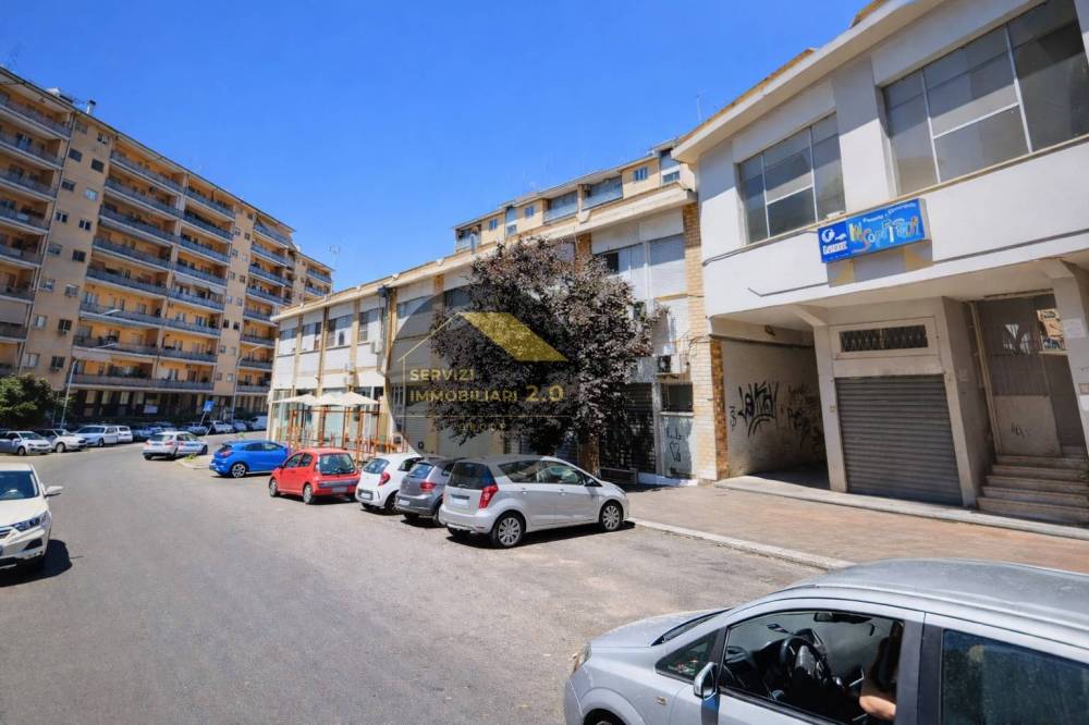 locale commerciale in vendita a Roma in zona Torre Spaccata