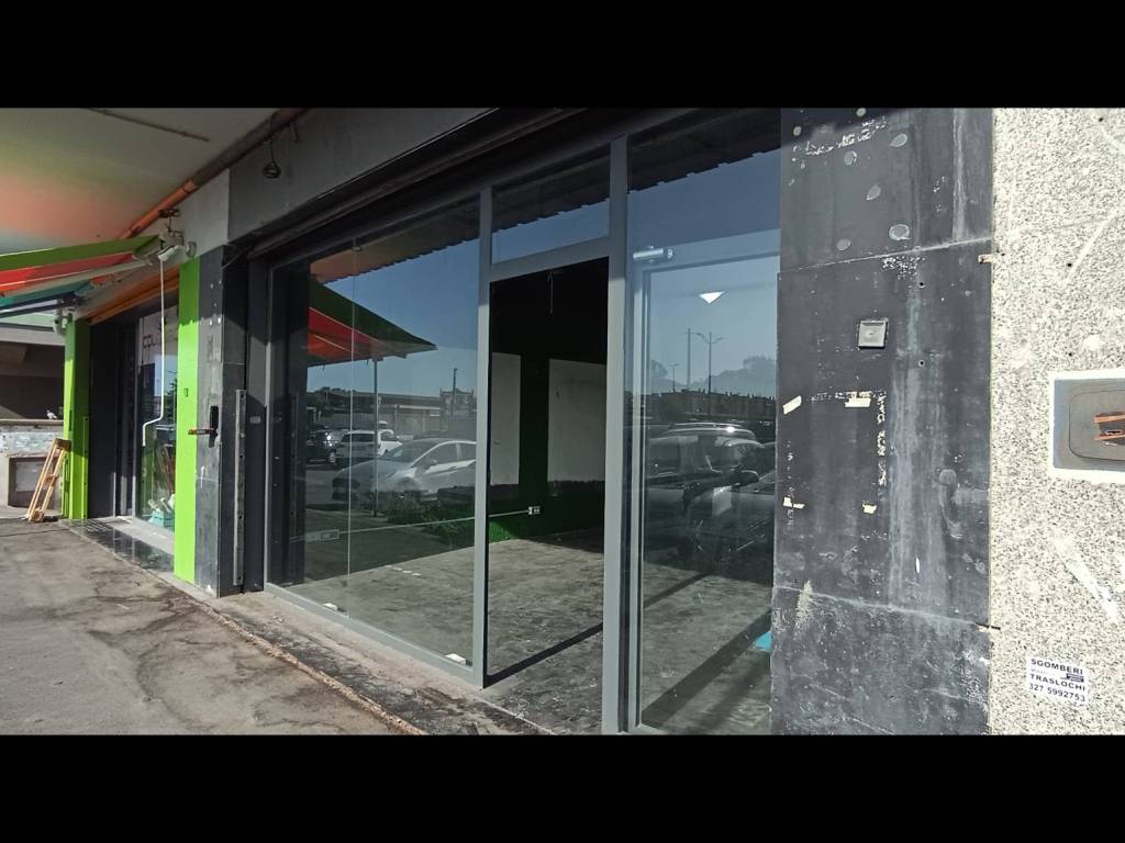 negozio in vendita a Roma in zona Castel Fusano