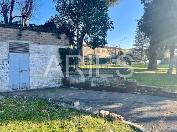 locale di sgombero in vendita a Roma in zona Casal Palocco