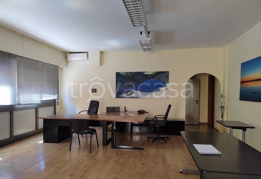 negozio in vendita a Roma in zona San Basilio