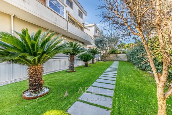 appartamento in vendita a Roma in zona Axa