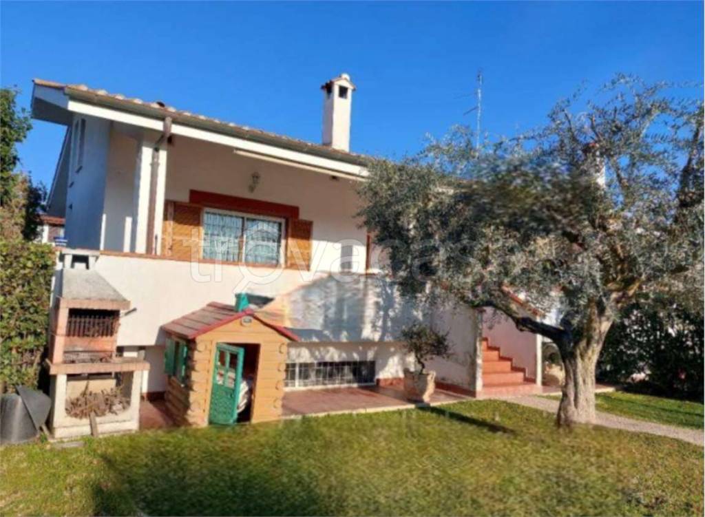 casa indipendente in vendita a Roma in zona Infernetto