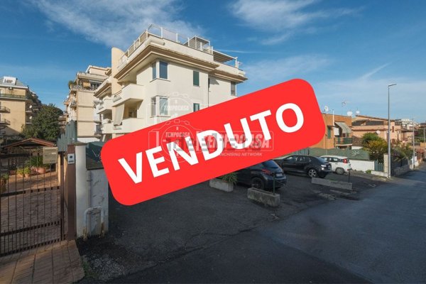appartamento in vendita a Roma in zona Tomba di Nerone