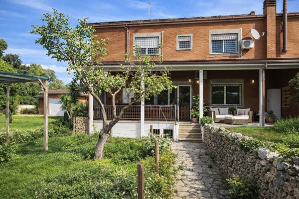 casa indipendente in vendita a Roma in zona Casal Palocco
