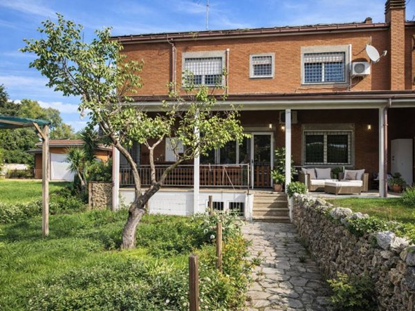 casa indipendente in vendita a Roma in zona Casal Palocco