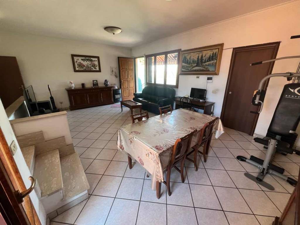 casa indipendente in vendita a Roma in zona Cinecittà