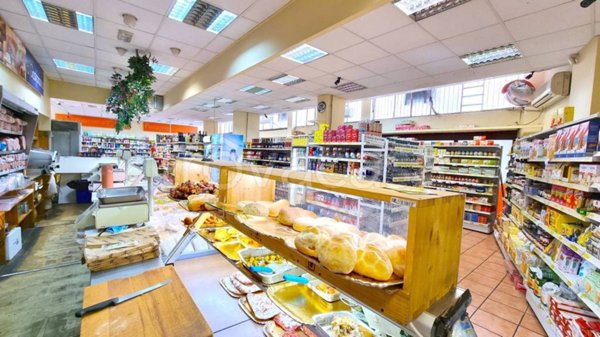 negozio in vendita a Roma in zona Portuense