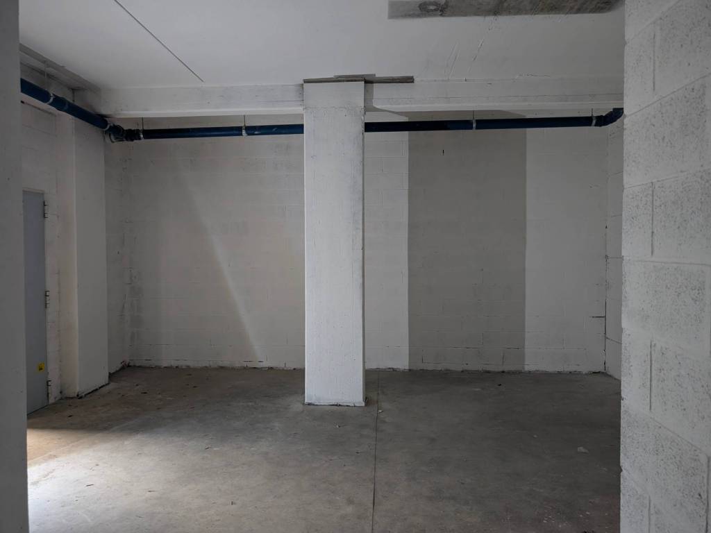 locale commerciale in vendita a Roma in zona Mezzocammino