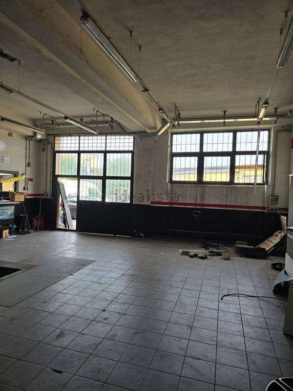 capannone in vendita a Roma in zona Tuscolano