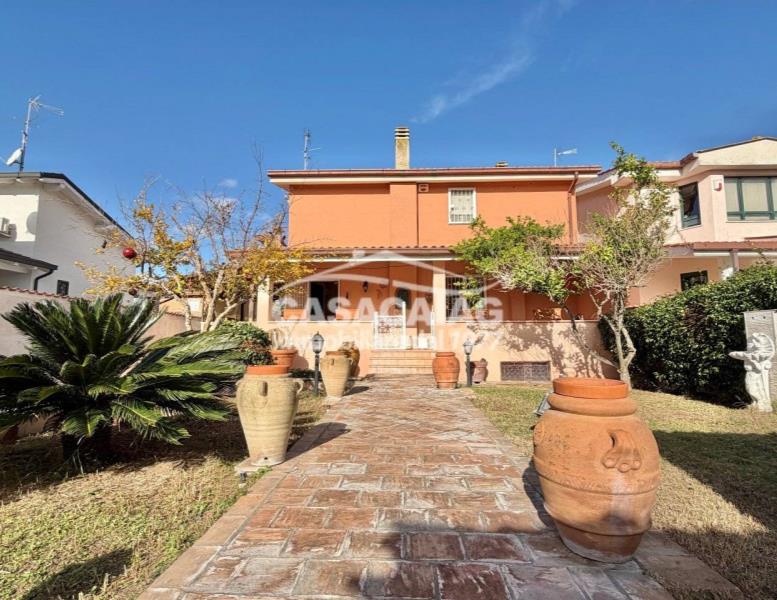 casa indipendente in vendita a Roma in zona Casal Palocco