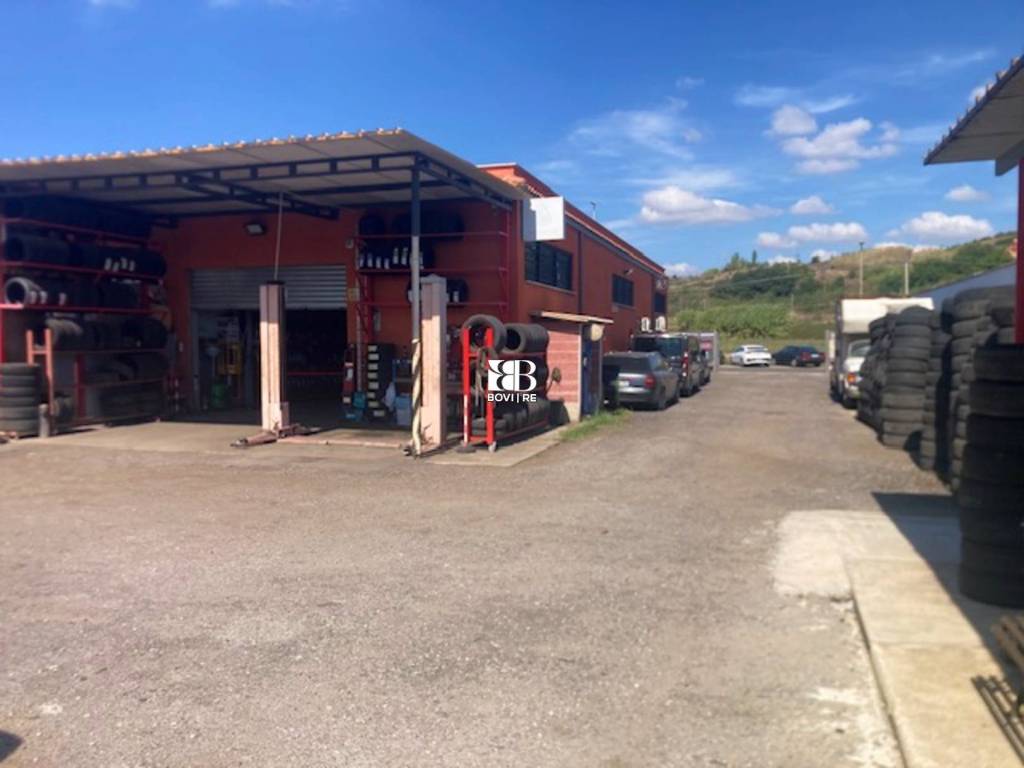 negozio in vendita a Roma in zona Massimina/Casal Lumbroso