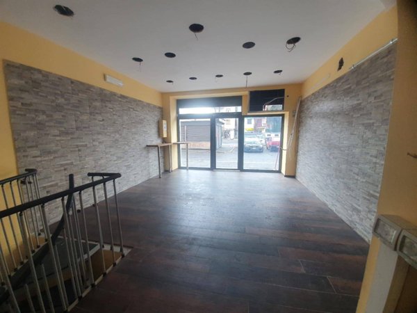 locale commerciale in vendita a Roma in zona Cinecittà