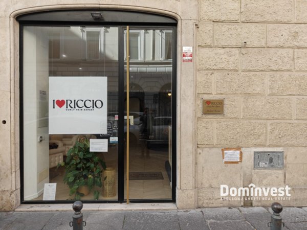 negozio in vendita a Roma in zona Rione Monti/Campitelli