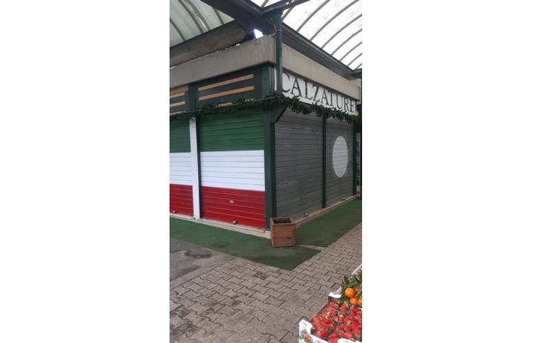 negozio in vendita a Roma in zona Tuscolano