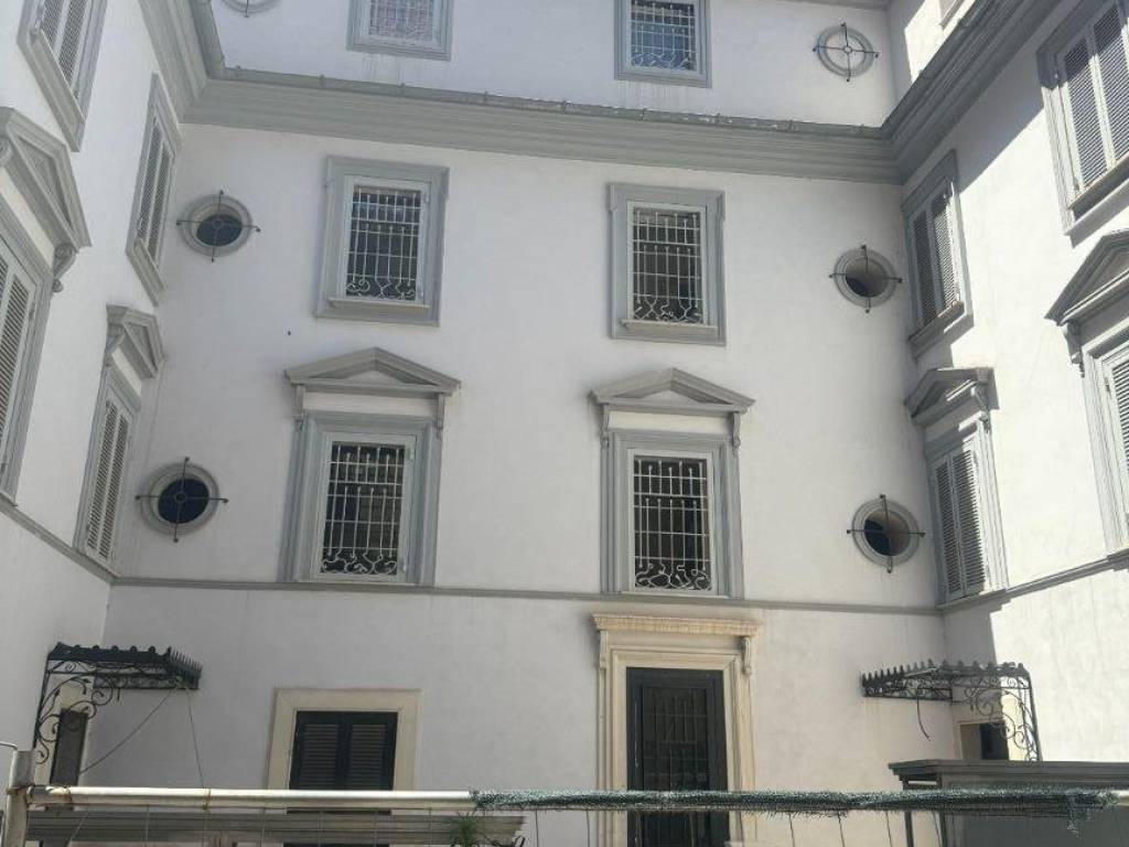 intera palazzina in vendita a Roma in zona Appio Latino