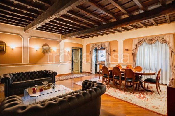 appartamento in vendita a Roma in zona Trevi-Colonna