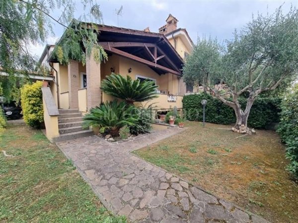 casa indipendente in vendita a Roma in zona Ostia Antica