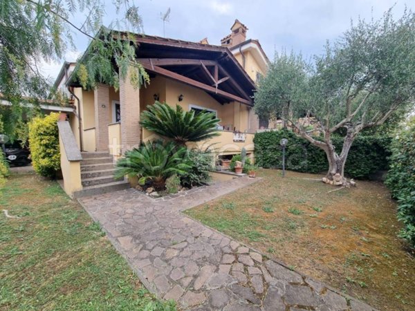 casa indipendente in vendita a Roma in zona Ostia Antica