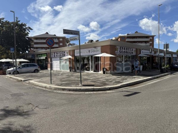 negozio in vendita a Roma in zona Infernetto