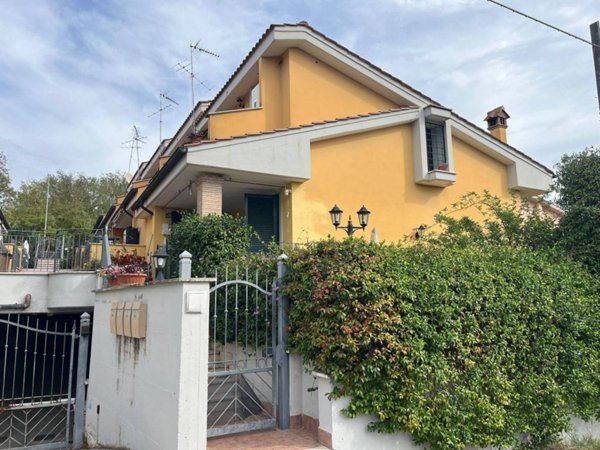casa indipendente in vendita a Roma in zona Selvotta