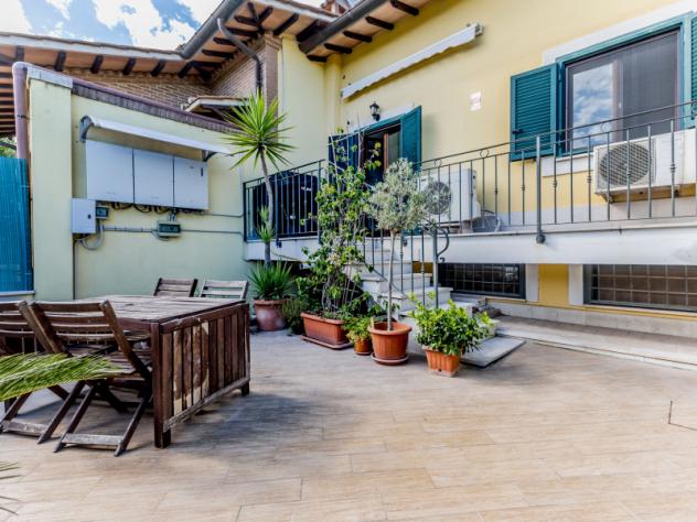 casa indipendente in vendita a Roma in zona Ostia Antica