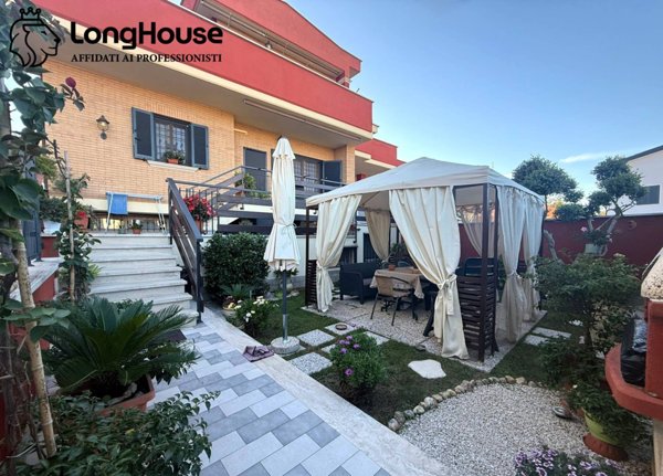 casa indipendente in vendita a Roma in zona Finocchio