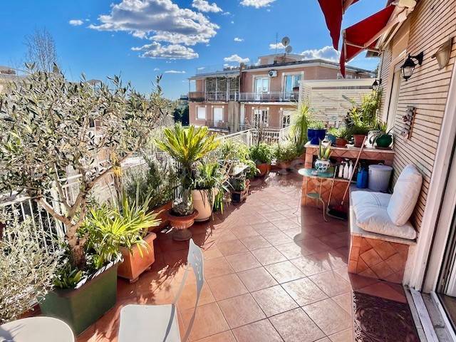 appartamento in vendita a Roma in zona Tomba di Nerone