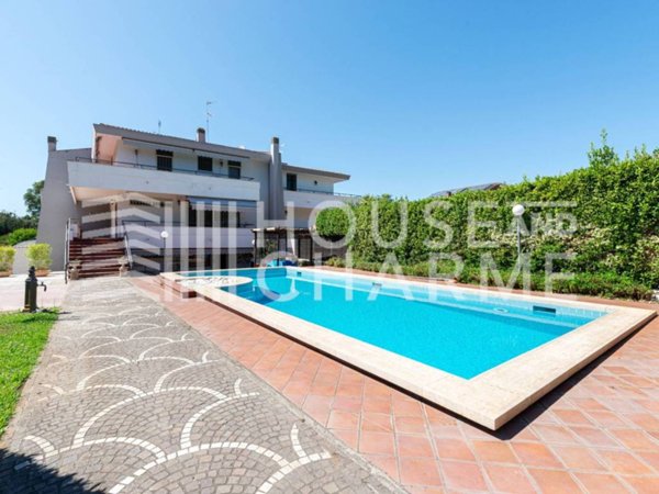 casa indipendente in vendita a Roma in zona Casal Palocco