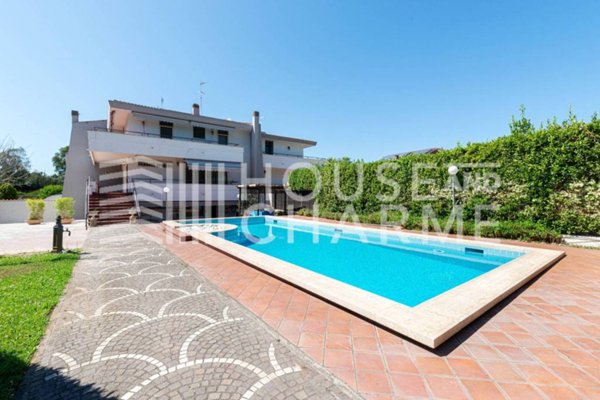 casa indipendente in vendita a Roma in zona Casal Palocco