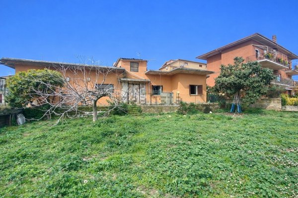 esavano in vendita a Roma in zona Isola Farnese