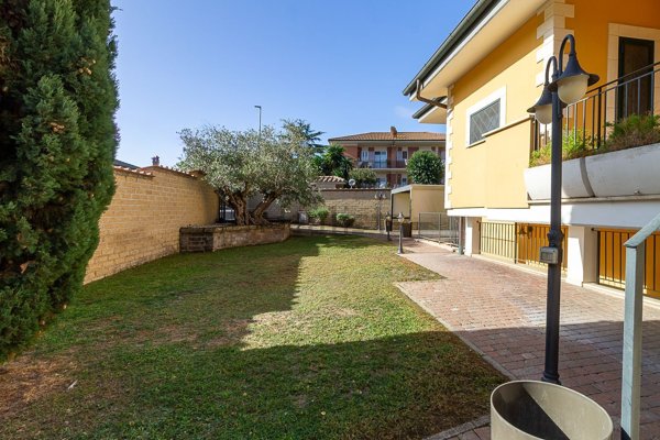 casa indipendente in vendita a Roma in zona Valle Santa