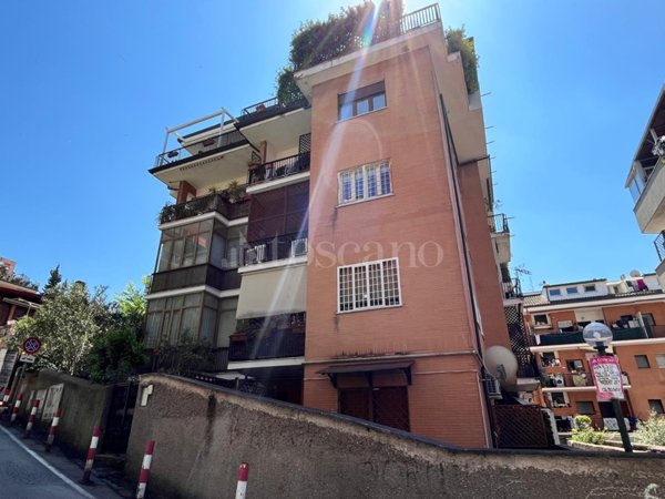 appartamento in vendita a Roma in zona Tomba di Nerone
