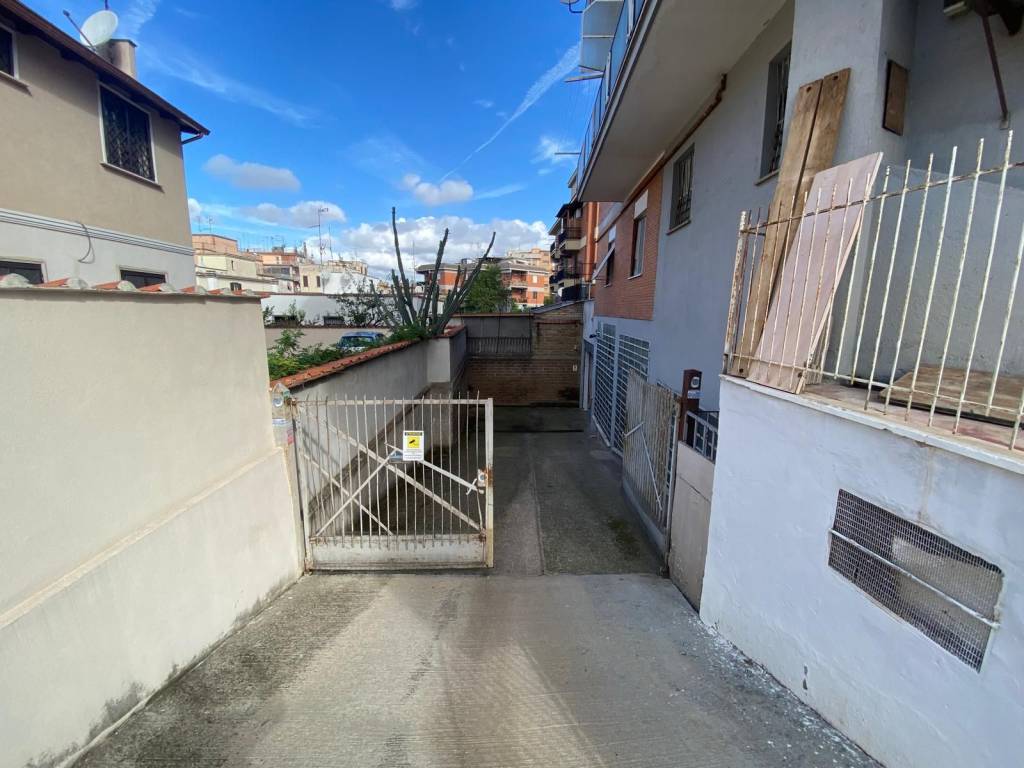 locale commerciale in vendita a Roma in zona Alessandrino