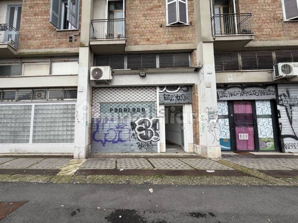 locale commerciale in vendita a Roma in zona Appio Claudio