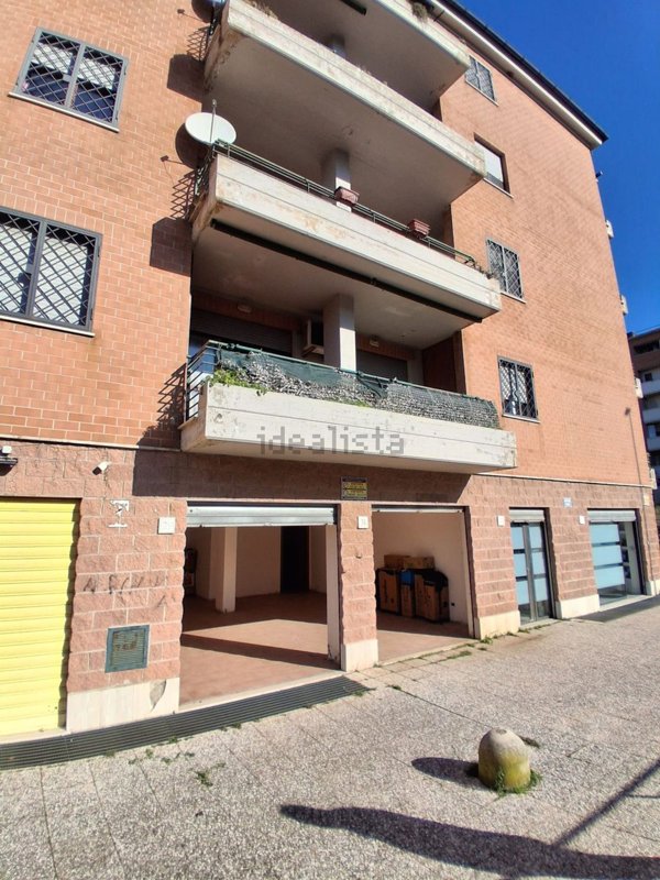 locale commerciale in vendita a Roma in zona Castelverde
