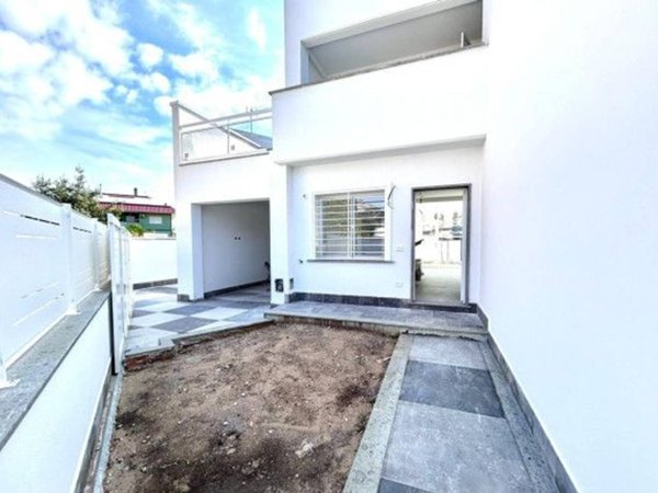 casa indipendente in vendita a Roma in zona Casal Palocco