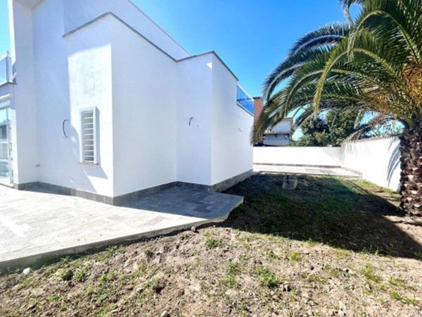casa indipendente in vendita a Roma in zona Casal Palocco