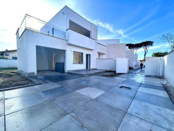 casa indipendente in vendita a Roma in zona Casal Palocco