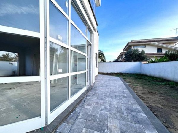 casa indipendente in vendita a Roma in zona Casal Palocco