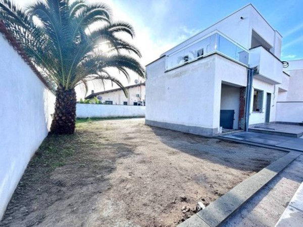 casa indipendente in vendita a Roma in zona Casal Palocco