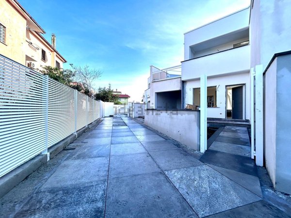 casa indipendente in vendita a Roma in zona Casal Palocco