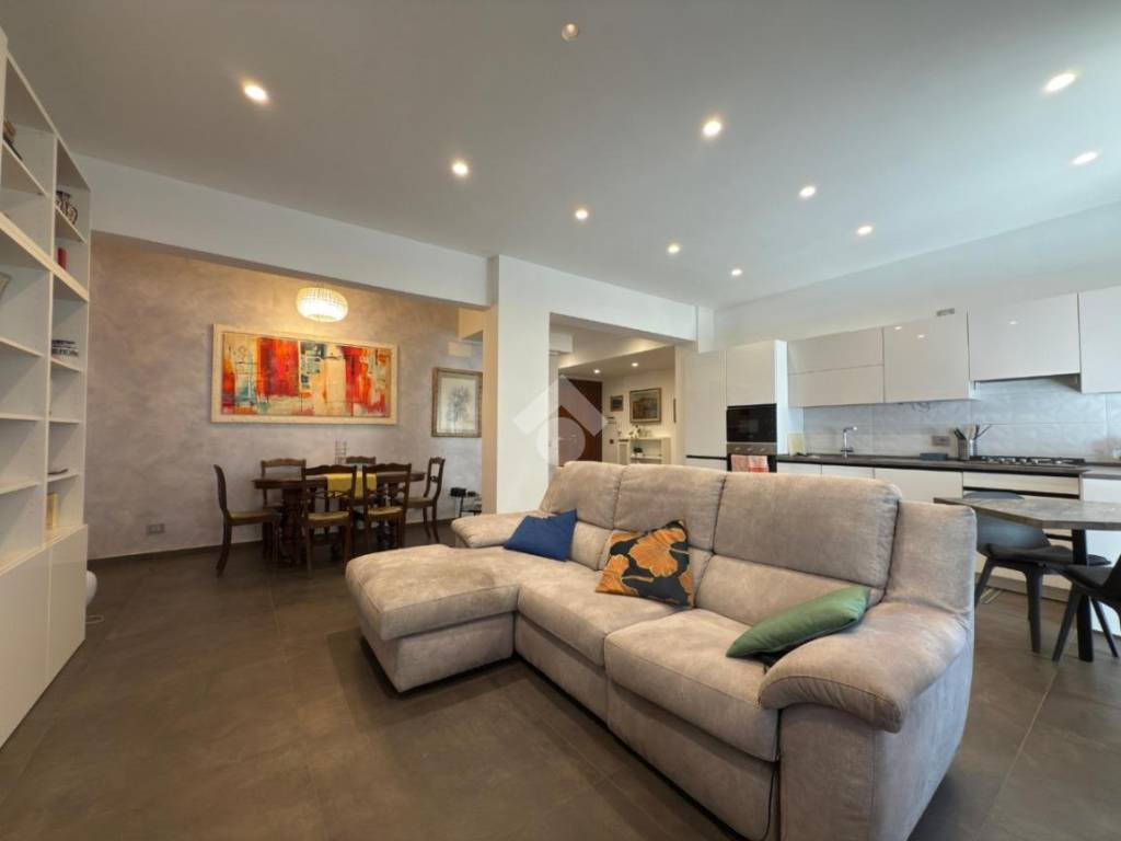 appartamento in vendita a Roma in zona Ardeatino