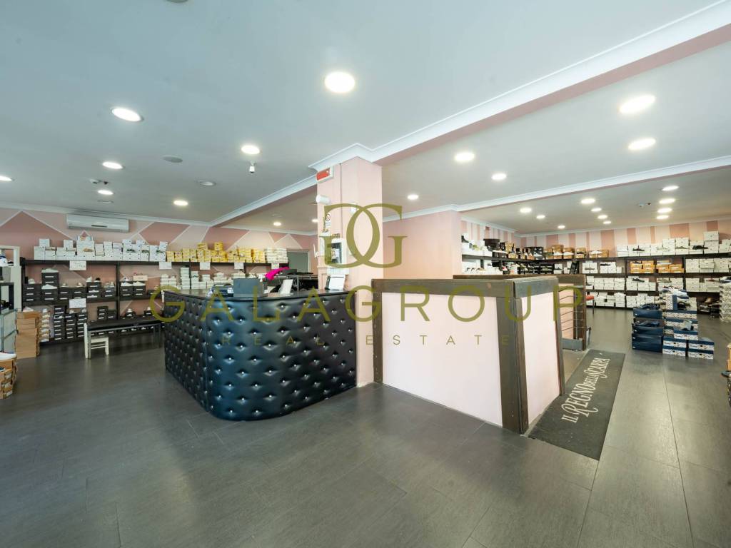 negozio in vendita a Roma in zona Cinecittà