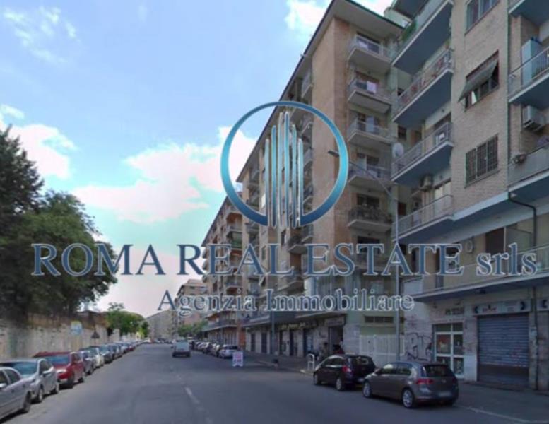 locale commerciale in vendita a Roma in zona Cinecittà