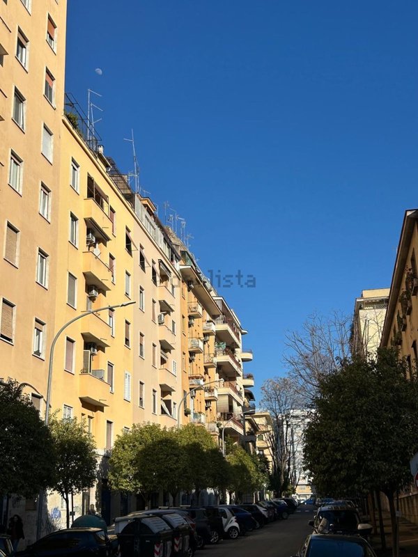 locale commerciale in vendita a Roma in zona Appio Latino