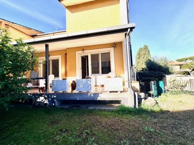 casa indipendente in vendita a Roma in zona Casal Palocco