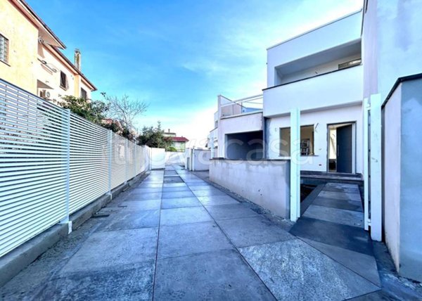 casa indipendente in vendita a Roma in zona Casal Palocco