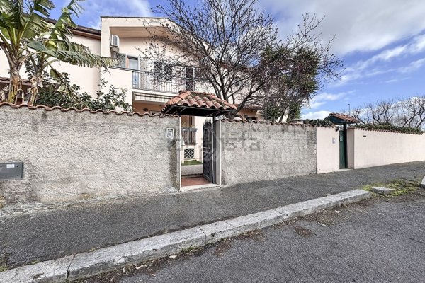 pentavano in vendita a Roma in zona Acilia