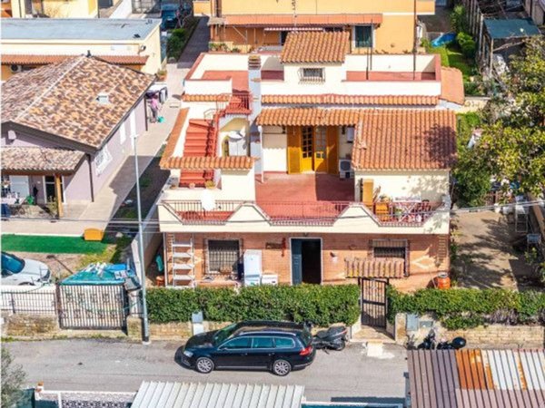 casa indipendente in vendita a Roma in zona Giardini di Corcolle