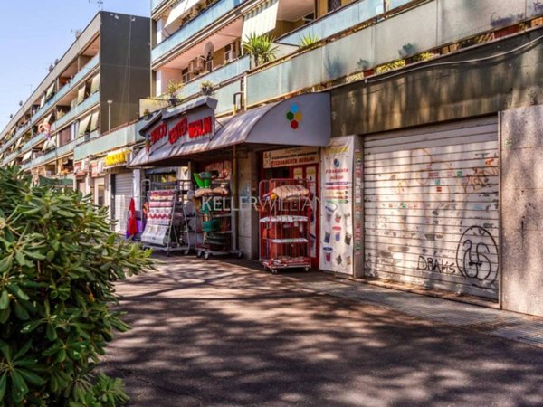 negozio in vendita a Roma in zona Tor Bella Monaca